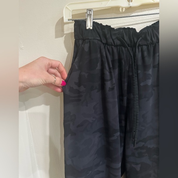 Lululemon Keep Moving Pants 7/8 - Picture 3 of 7